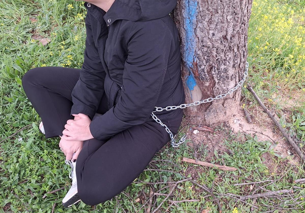 Una vecina encadenada a un árbol en Montecarmelo