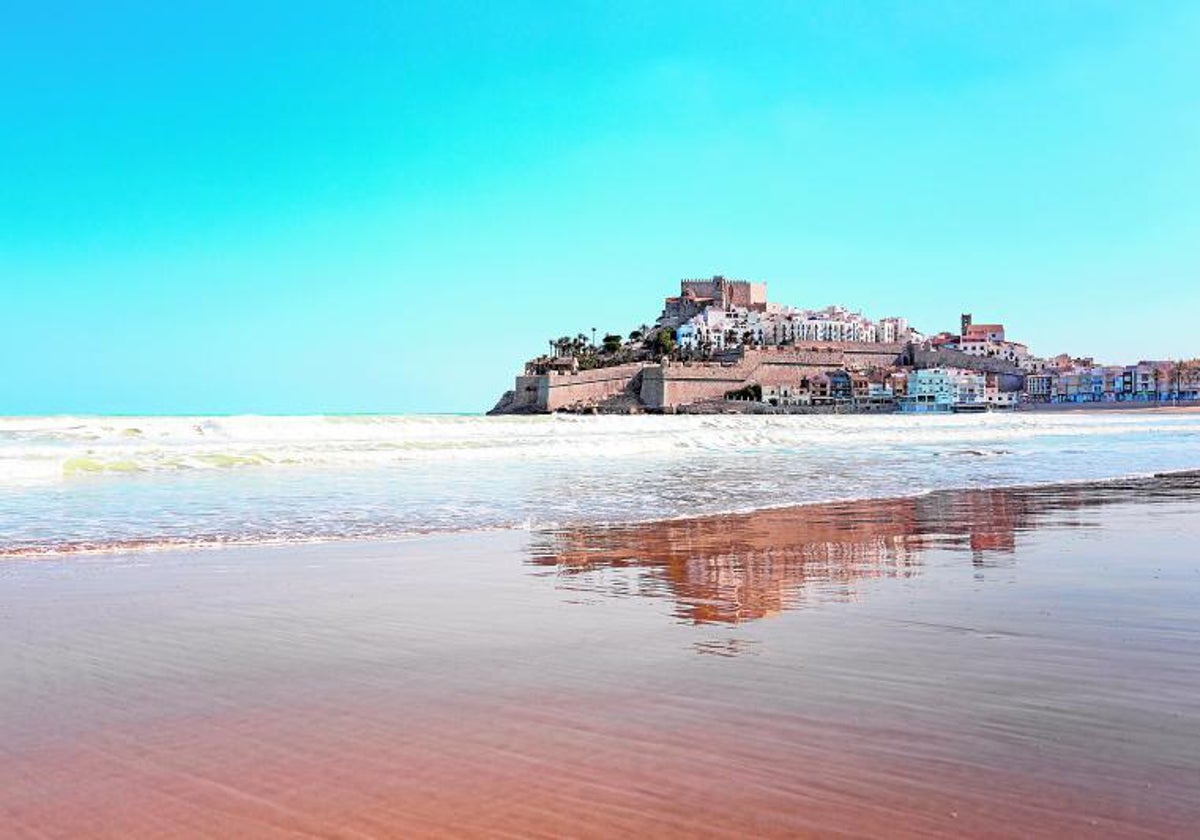 Imagen de la playa de Peñíscola con el castillo del Papa Luna y la ciudad al fondo