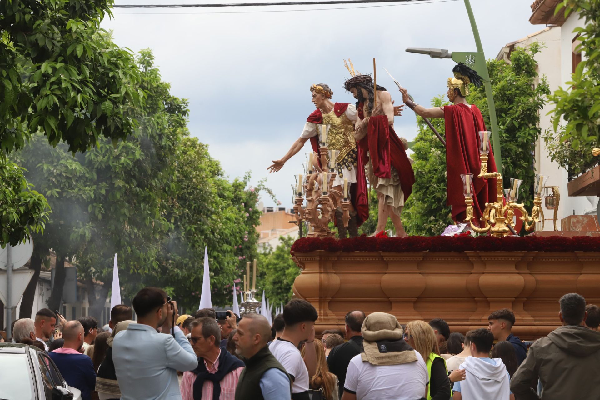 La pletórica salida de la cofradía de la Presentación de Córdoba, en imágenes