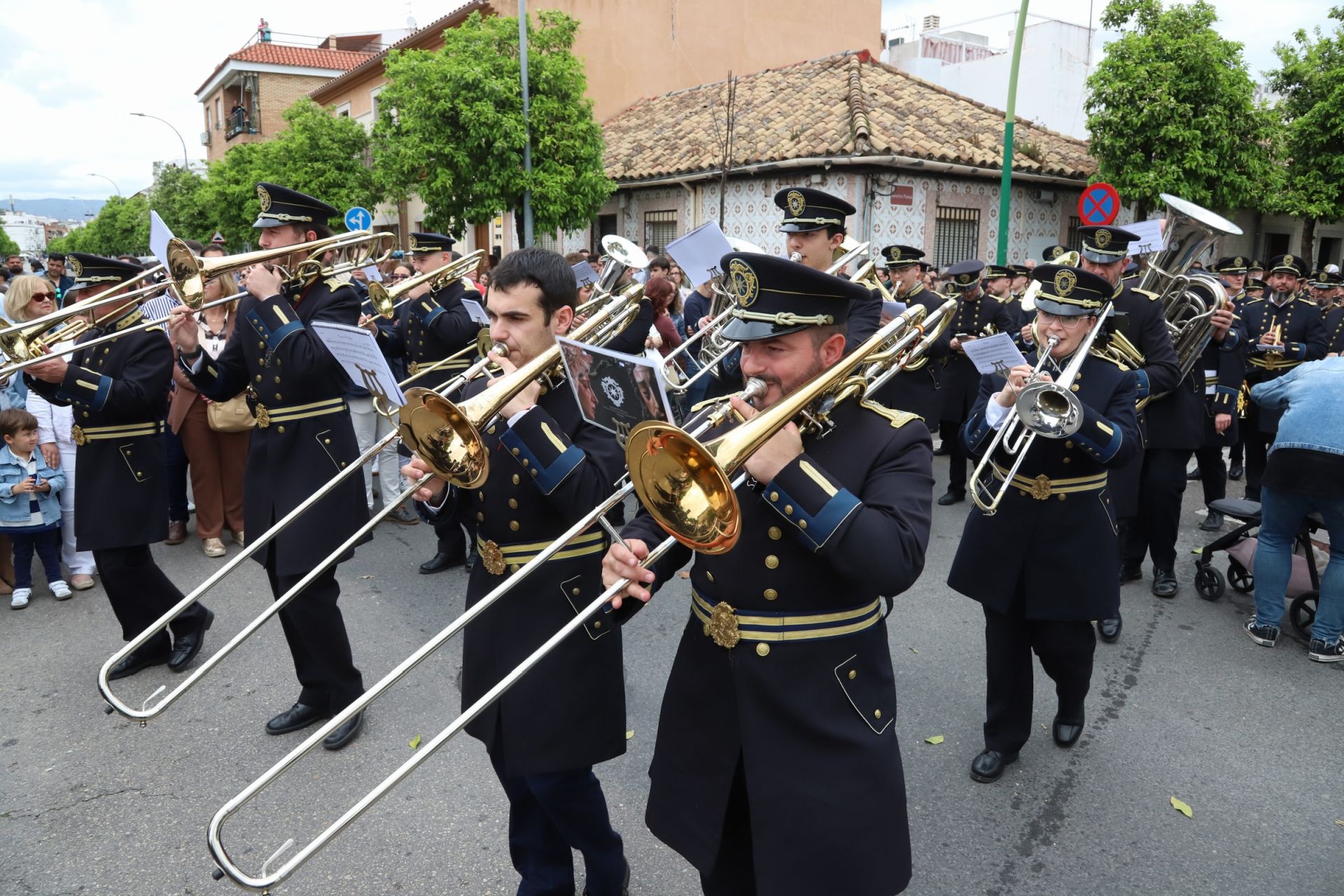 La pletórica salida de la cofradía de la Presentación de Córdoba, en imágenes