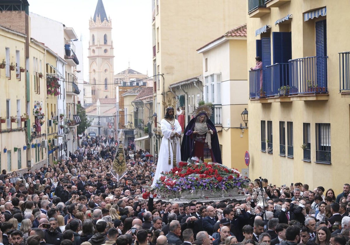Jesús Cautivo y la Virgen de la Trinidad llegando a su casa hermandad con San Pablo de fondo