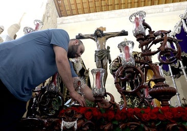 Los alegres preparativos de las cofradías para la Semana Santa, en imágenes
