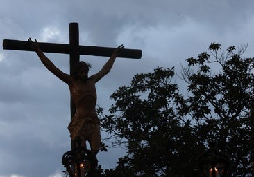 La corta procesión del Cristo de las Lágrimas, en imágenes