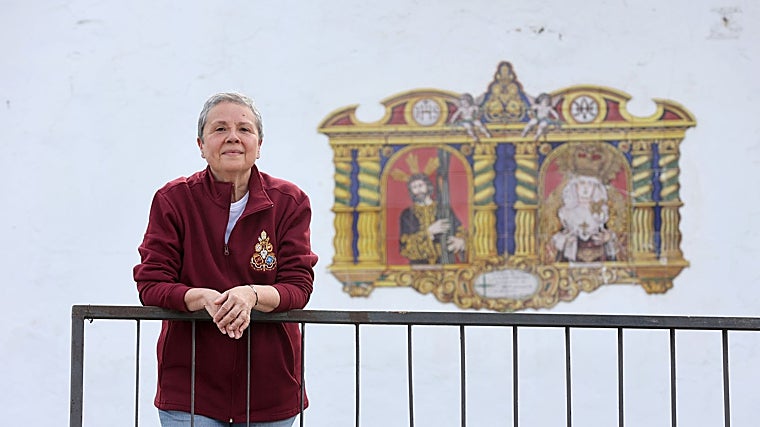 Salud Aguilar, ante el azulejo en honor de los titulares de la Vera-Cruz