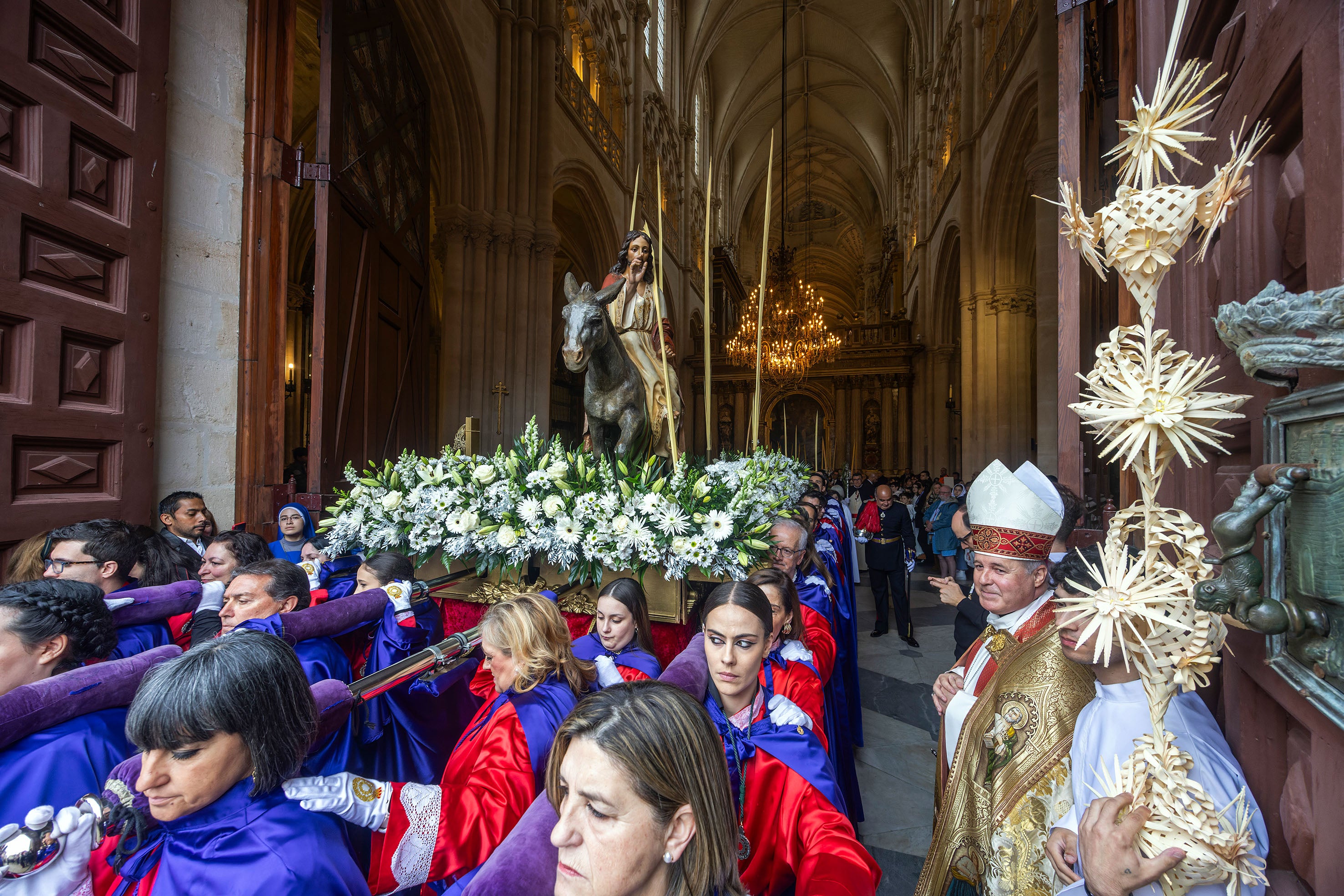'La Borriquilla' sale hacia la procesión en Burgos