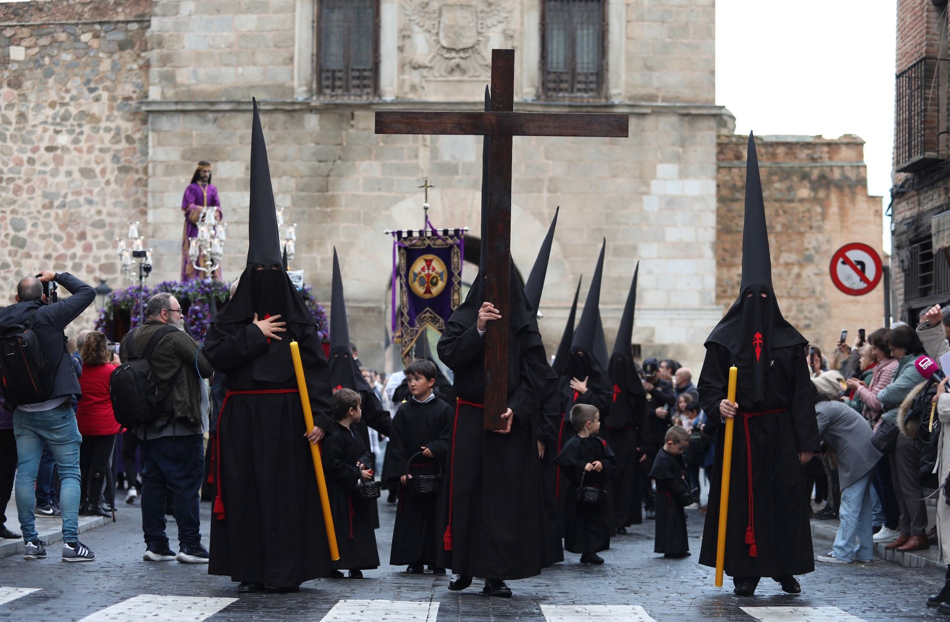 La emocionante procesión del Santo Encuentro de Toledo, en imágenes