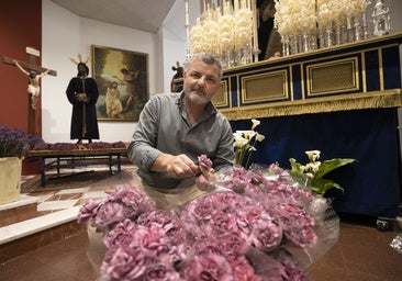 Bernabé Jiménez, florista: «La personalidad de la Semana Santa se está perdiendo, tanto en las flores como en todo»