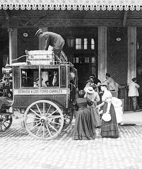 Imagen secundaria 2 - Arriba, los novios suben a un coche de punto en una boda en el Madrid de comienzos del siglo pasado. Abajo, izquierda, revista de las autoridades muncipales a un carruaje. Dcha, en la estación de ferrocarril en 1906