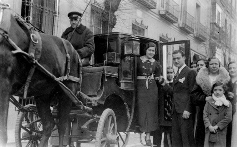 Imagen principal - Arriba, los novios suben a un coche de punto en una boda en el Madrid de comienzos del siglo pasado. Abajo, izquierda, revista de las autoridades muncipales a un carruaje. Dcha, en la estación de ferrocarril en 1906