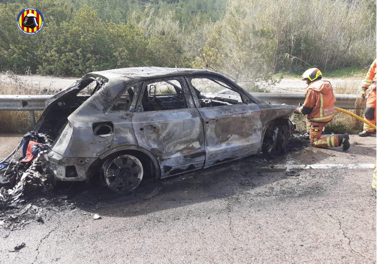 El coche calcinado del que ha huido providencialmente el gato tras el accidente