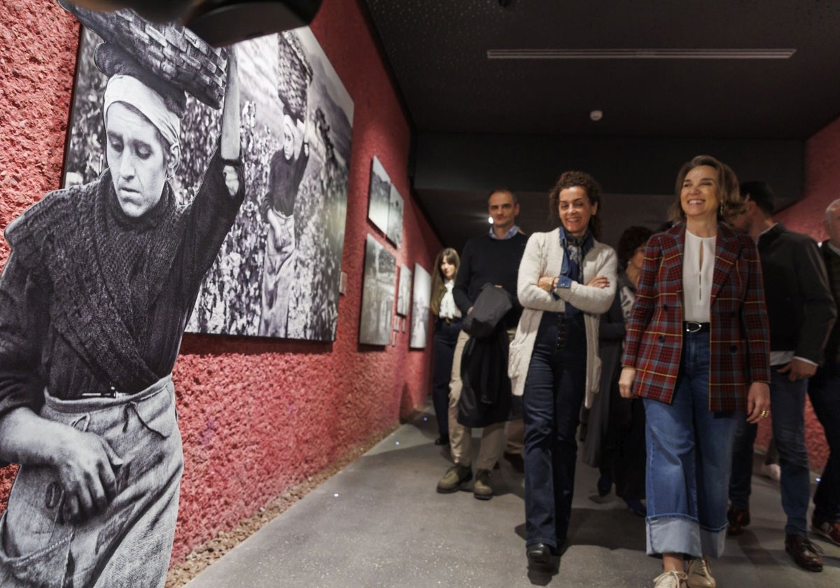 La secretaria general del PP, Cuca Gamarra, en Logroño, en la exposición 'La familia del vino'