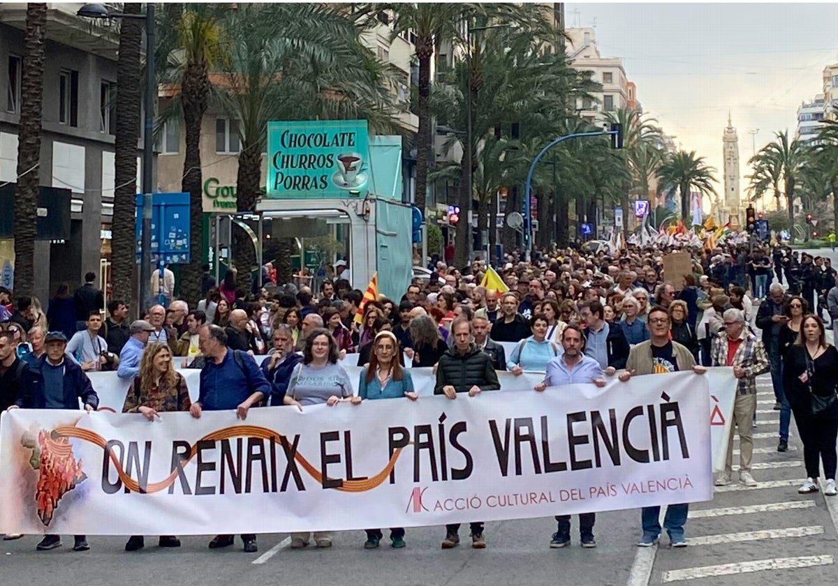 Marcha en la 'Diada Nacional del País Valencià' por el centro de Alicante