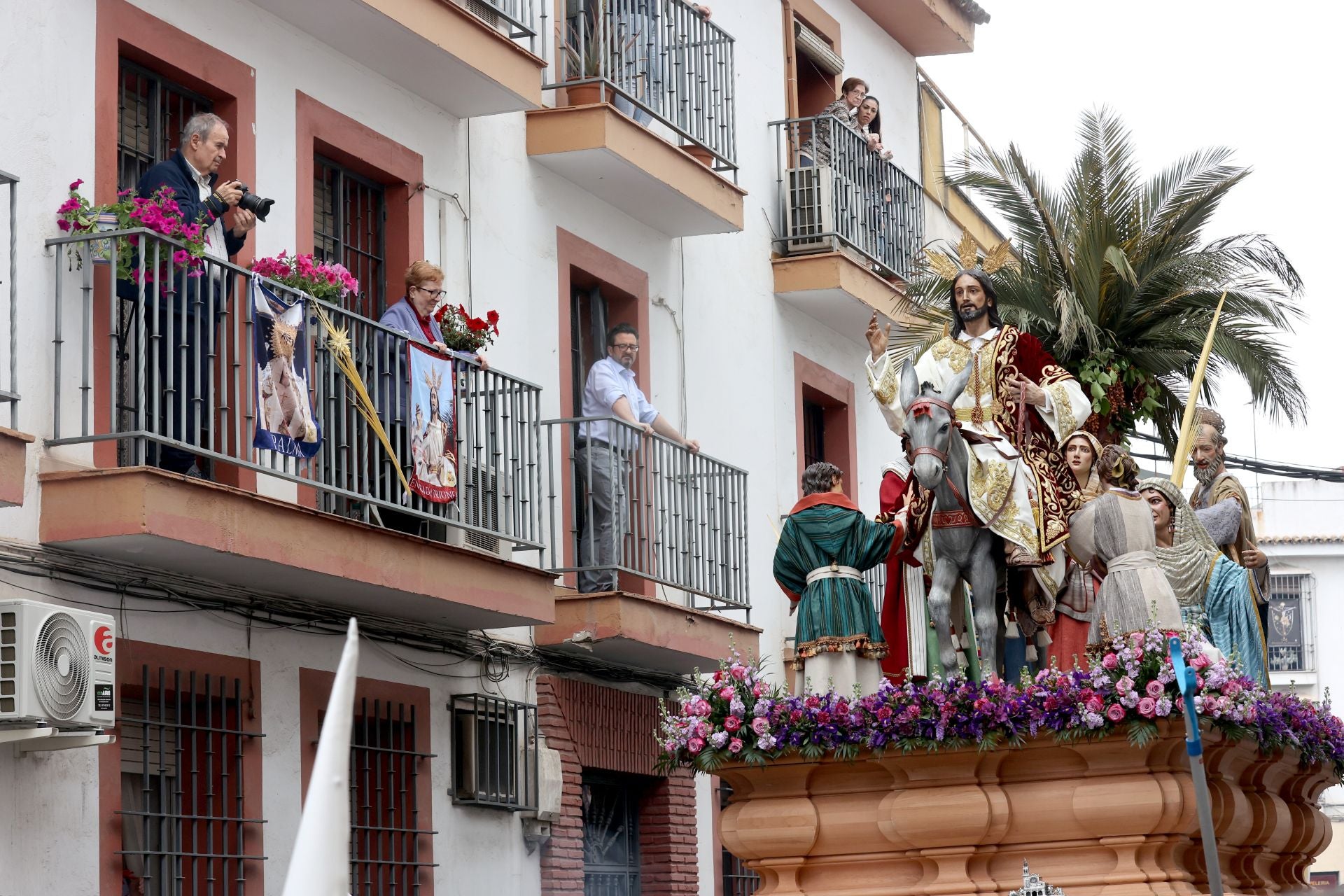 La ilusionante salida de la Borrquita el Domingo de Ramos en Córdoba, en imágenes