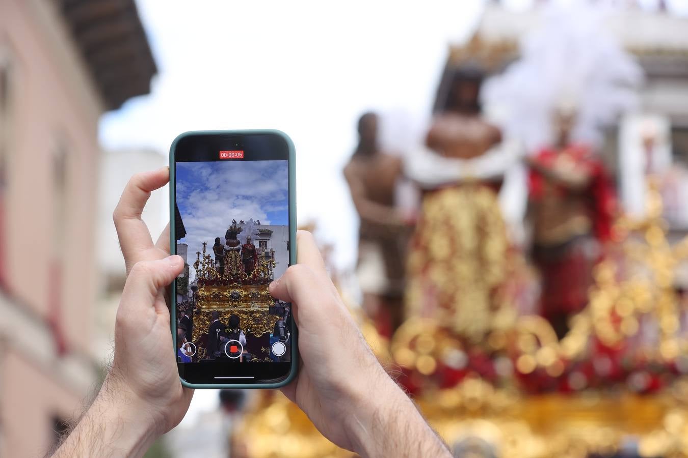 La emotiva procesión de la Esperanza de Córdoba, en imágenes