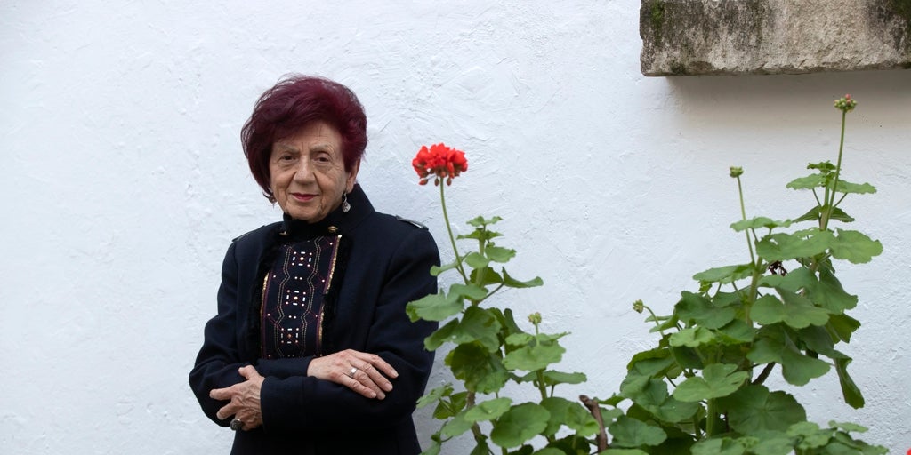 Juana Castro : «La poesía me da un sentimiento más profundo que la propia vida»