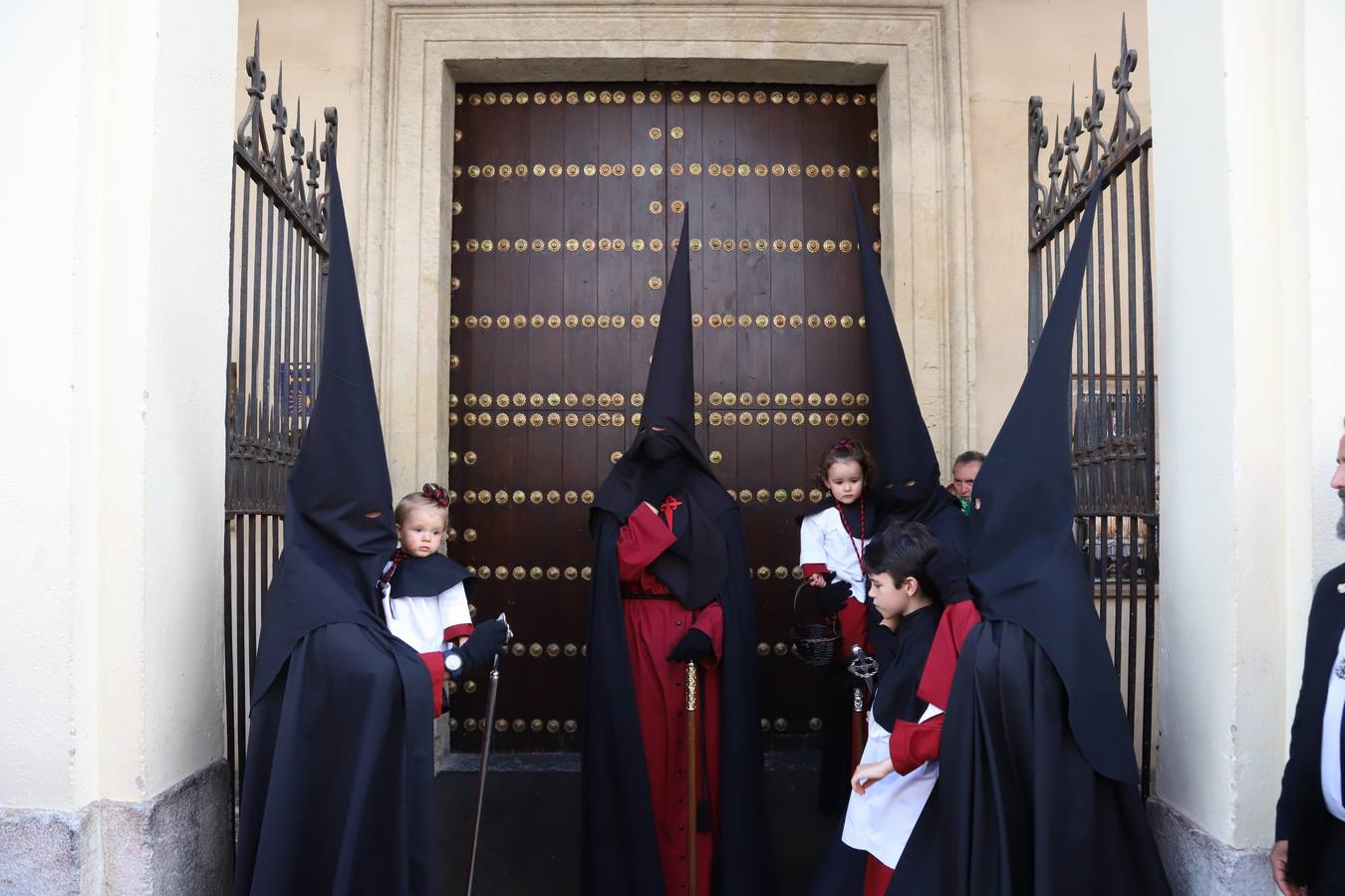 El sentido cortejo de las Penas de Santiago de Córdoba, en imágenes