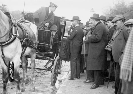 Imagen secundaria 1 - Arriba, los novios suben a un coche de punto en una boda en el Madrid de comienzos del siglo pasado. Abajo, izquierda, revista de las autoridades muncipales a un carruaje. Dcha, en la estación de ferrocarril en 1906