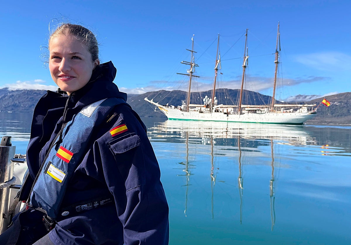 La Princesa Leonor, en una lancha, con el buque escuela Juan Sebastián Elcano al fondo