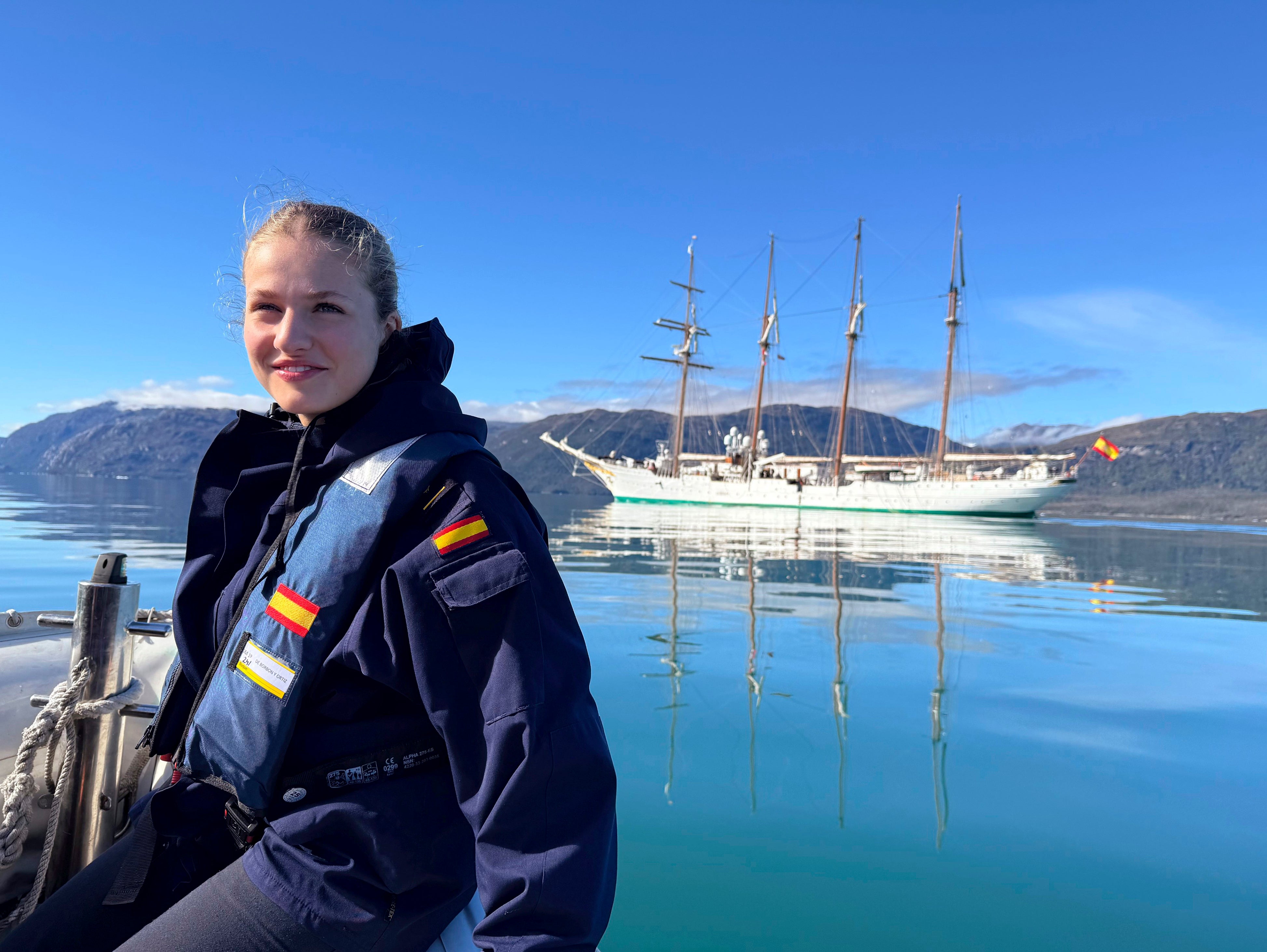 Leonor, con el Juan Sebastián Elcano de fondo