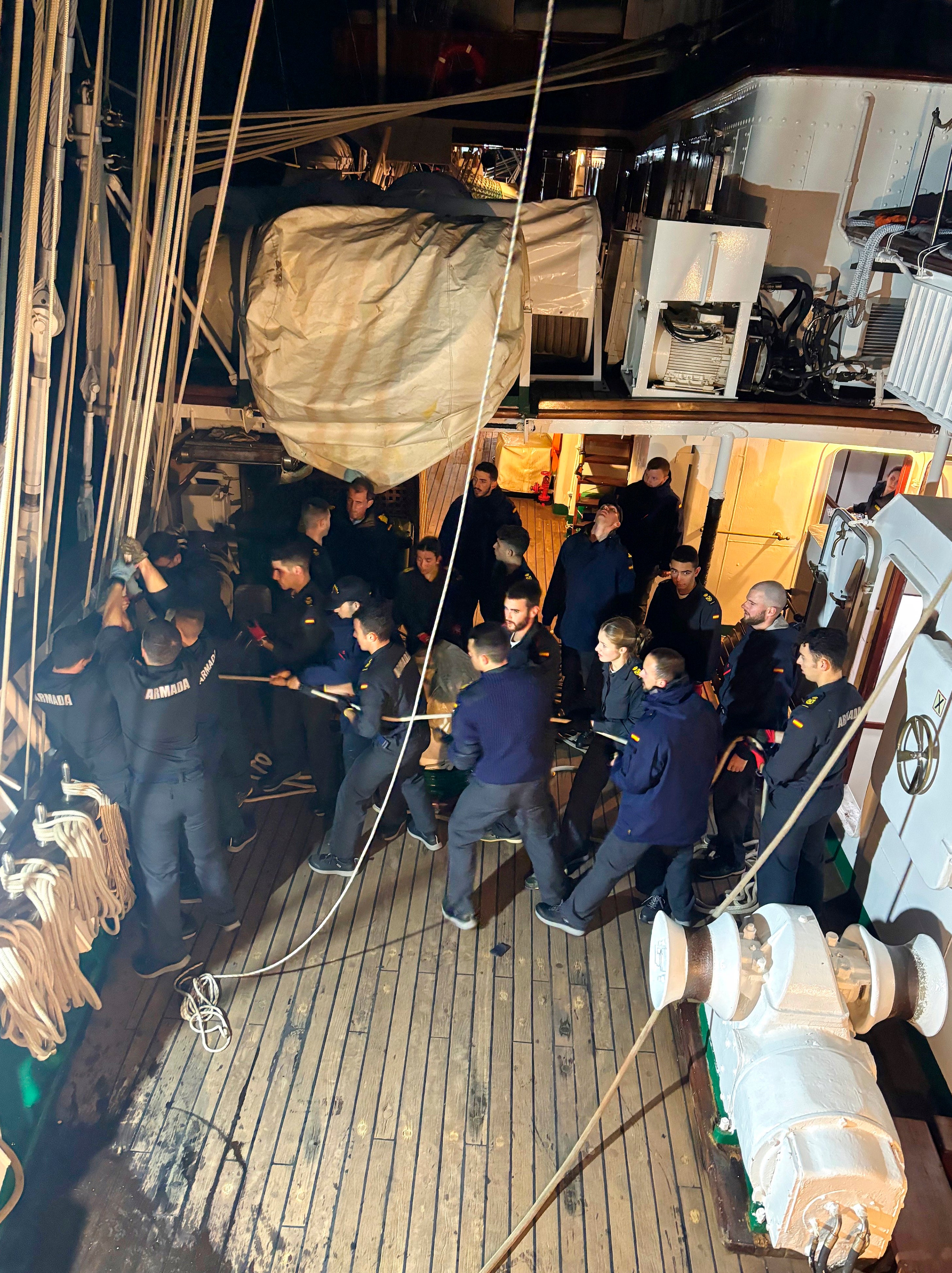 La tripulación del Elcano, maniobrando con un cabo