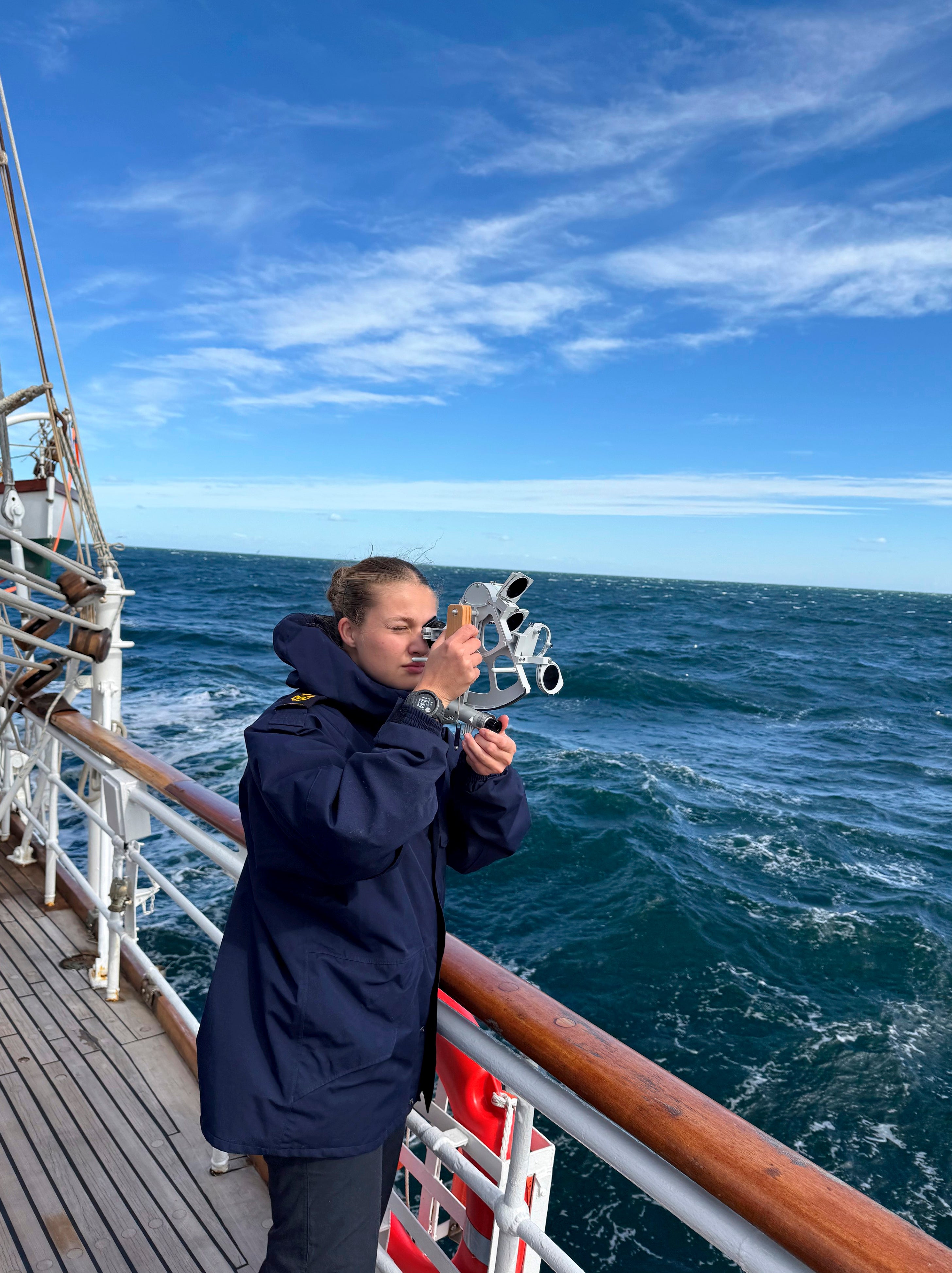 La guardamarina Borbón, utiliza un sextante a bordo del Elacano