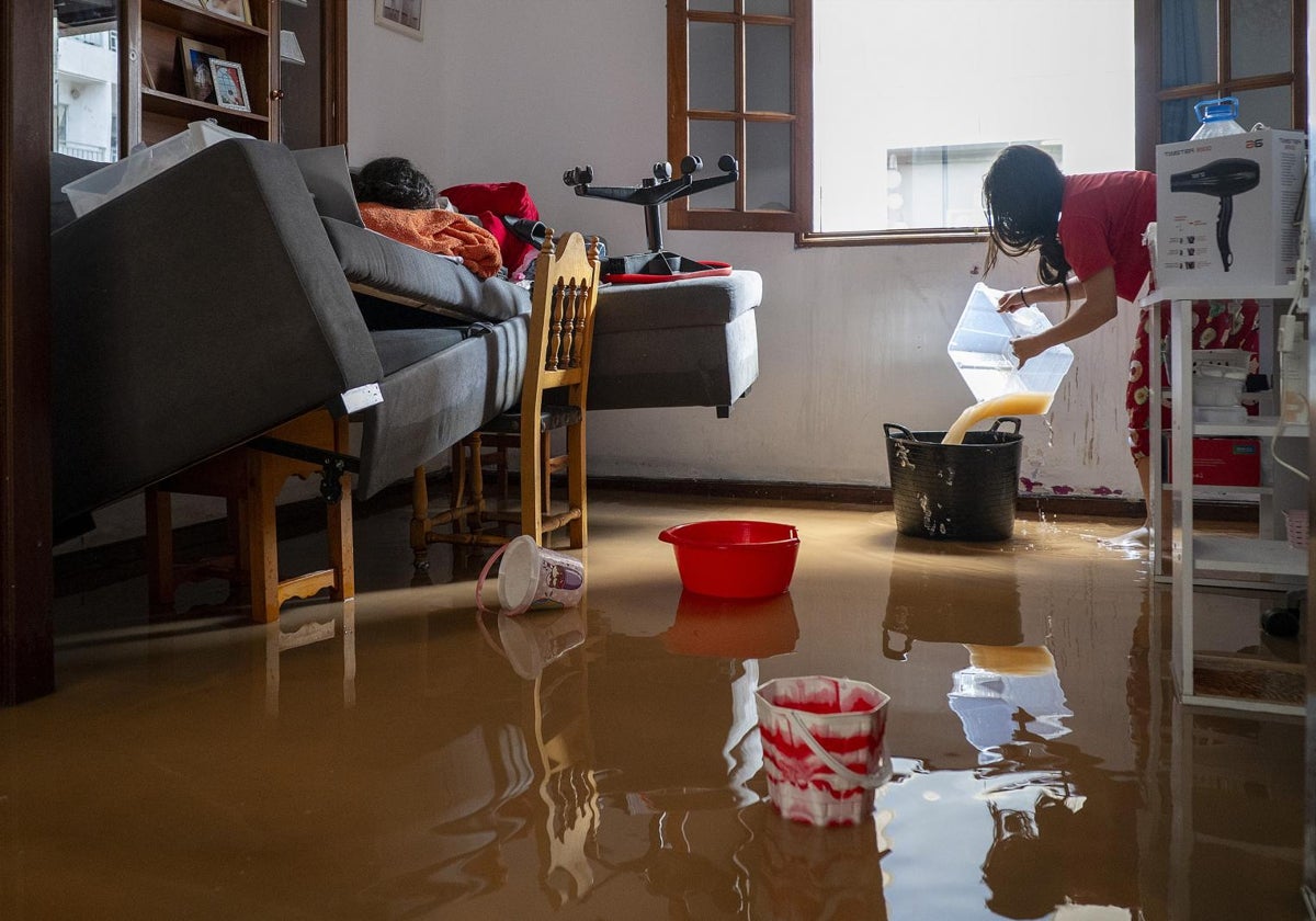 Lanzarote amanece enterrada en barro tras el impacto de las lluvias torrenciales