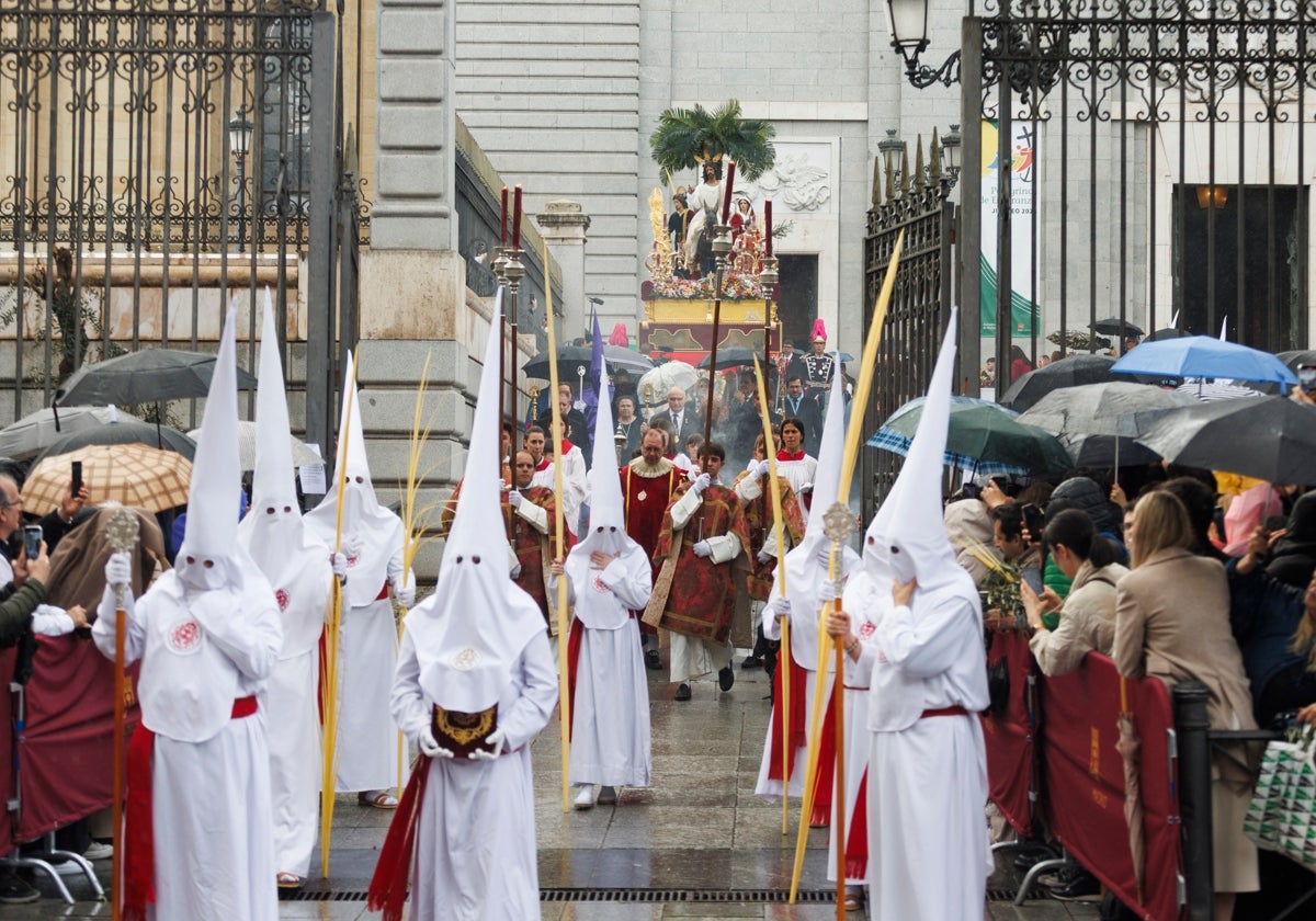 Salida de la procesión de La Borriquita de la catedral de La Almudena