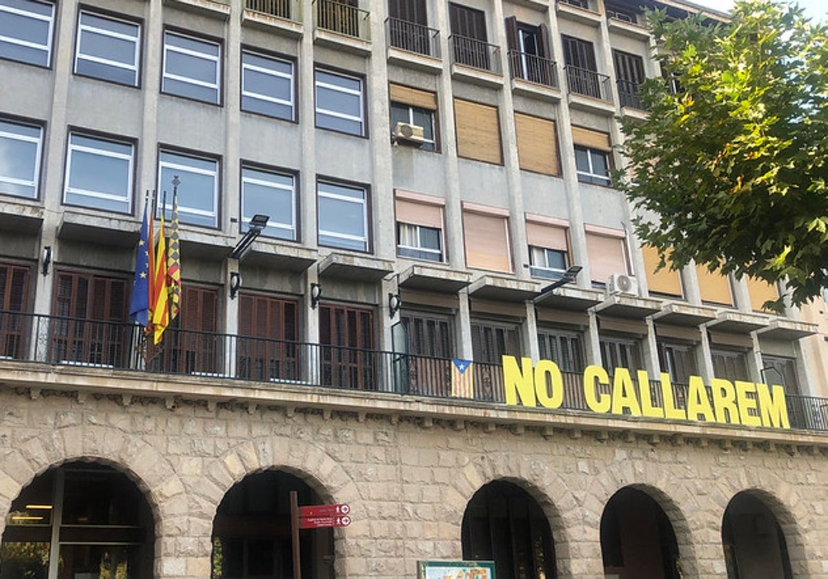 Ayuntamiento de Balaguer (Lérida), con una bandera 'estelada' y un lema nacionalista, gobernado por el PSC