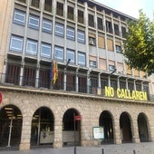 Ayuntamiento de Balaguer (Lérida), con una bandera 'estelada' y un  lema nacionalista, gobernado por el PSC
