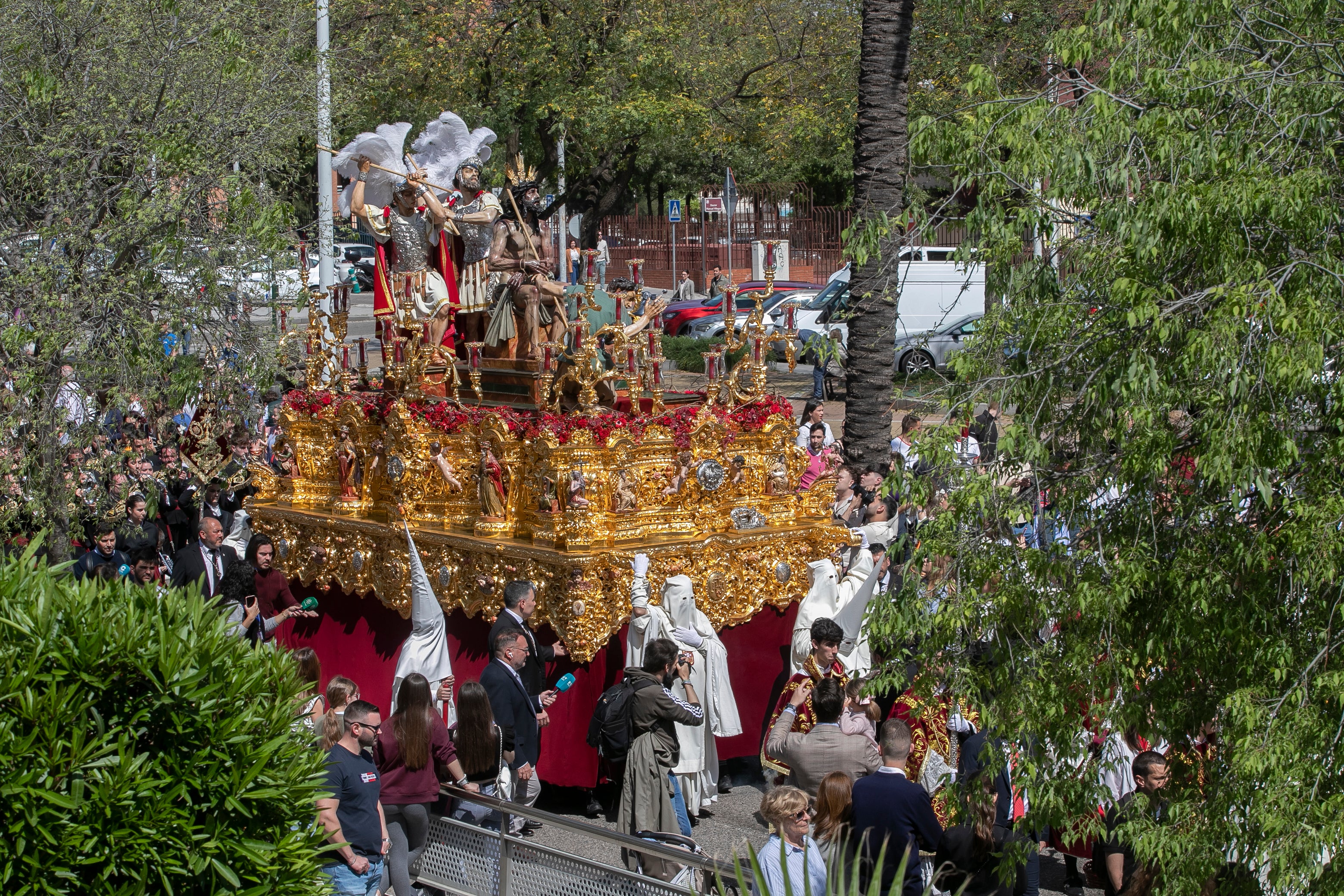El ímpetu de la Merced transita por el Lunes Santo de Córdoba, en imágenes
