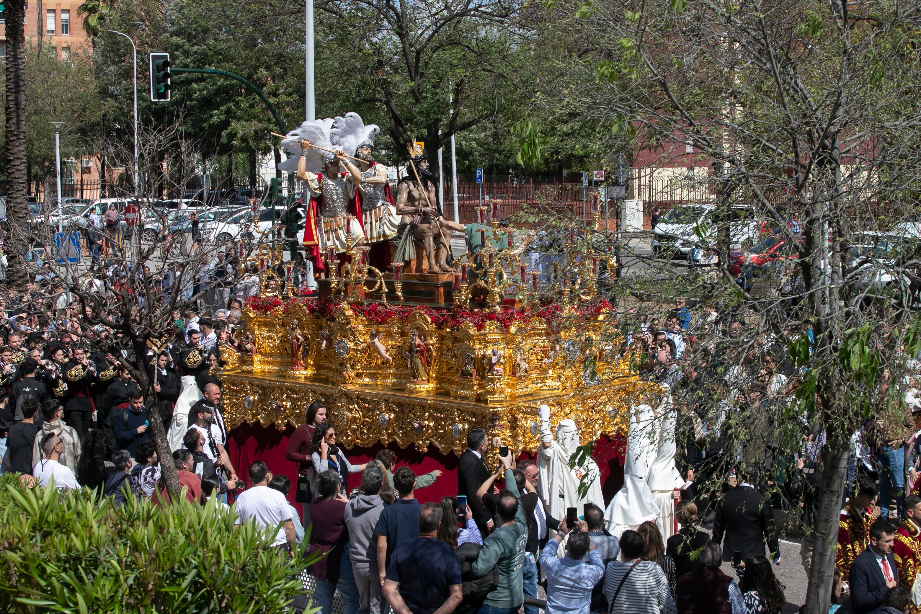 El ímpetu de la Merced transita por el Lunes Santo de Córdoba, en imágenes