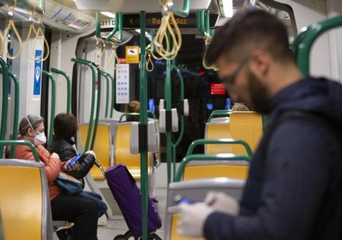 Usuarios en el metro de Granada