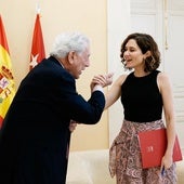 Mario Vargas Llosa e Isabel Díaz Ayuso, en la Real Casa de Correos