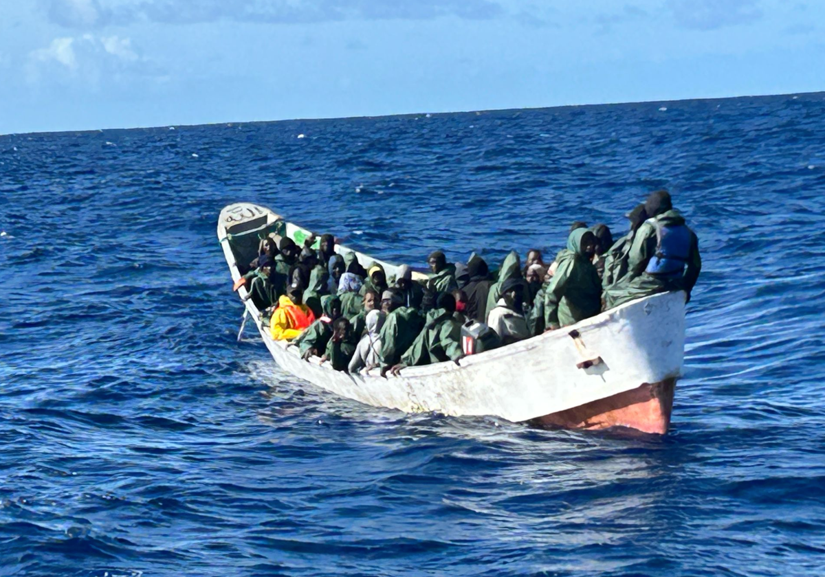 Cayuco localizado unas 3 millas al sur de La Restinga. Salvamar Adhara, en foto de archivo