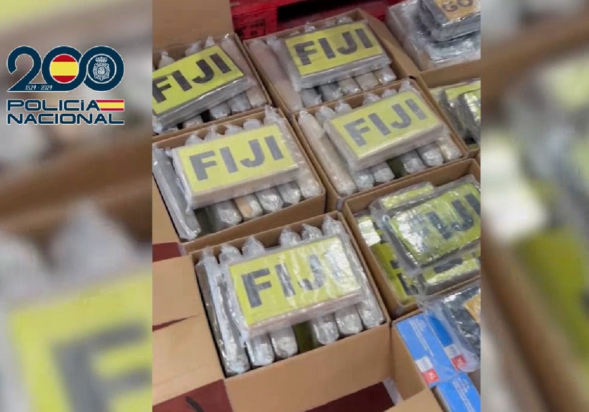 Parte de la cocaína incautada, camuflada entre material sanitario, en Barcelona