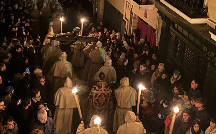 Imagen principal - Arriba, Buena Muerte por Balborra. Al lado, detalle de la talla. Debajo, cartel alusivo al cincuentenario del Espíritu Santo