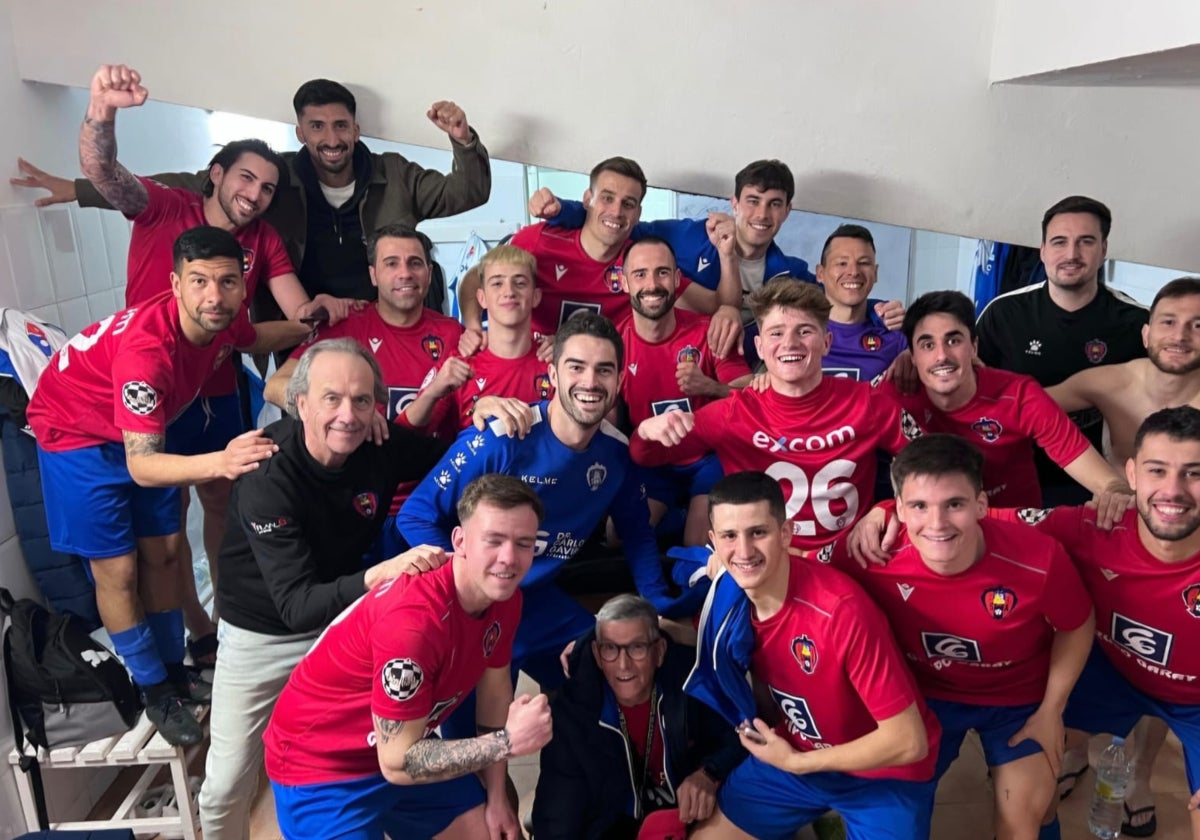 El Sporting de Alcázar celebra su importante victoria sobre el San Clemente