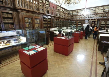 Imagen secundaria 1 - Documentos, monografías, separatas, colecciones de revistas y una colección de cuadros pueden verse en la Sala Borbón-Lorenzana de la Biblioteca de Castilla-La Mancha