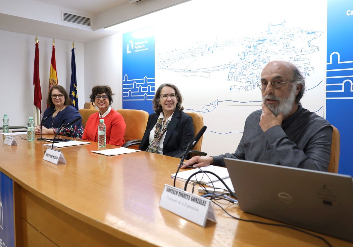 La viceconsejera de Cultura, junto a María, nieta de Javier Malagón y Helena Perenya, y el comisario de la exposición