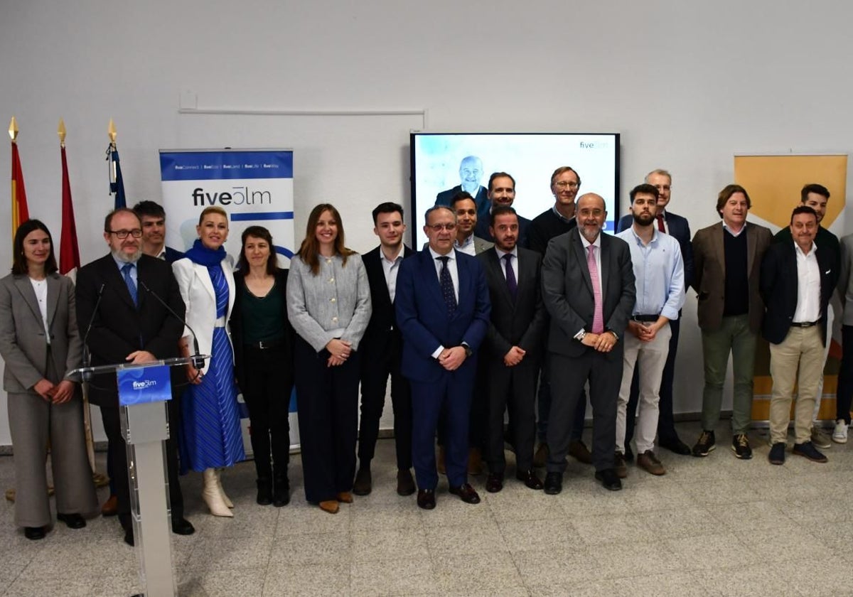 El vicepresidente primero y el consejero de Hacienda y Transformación Digital junto a los componentes del Hub