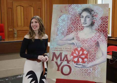 Imagen secundaria 1 - El alcalde observa el cartel del Mayo Festivo (foto superior), que es obra de la artista cordobesa Marta Fernández (foto inferior izquierda). El trabajo se puede apreciar con mayor detalle en la foto inferior derecha