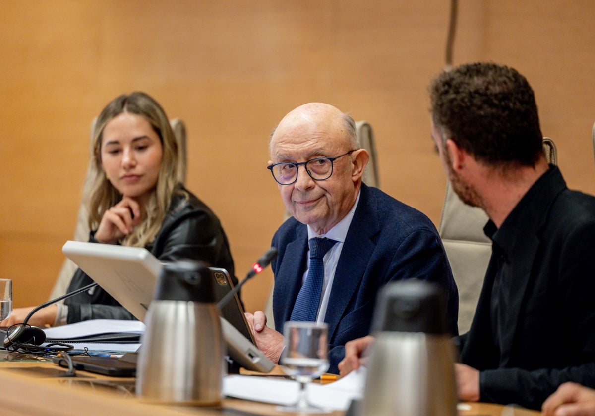 El exministro de Hacienda Cristóbal Montoro, entre la diputada del PP Noelia Núñez y el presidente de la comisión de investigación sobre la operación Cataluña, Arnau Ramírez (PSC)