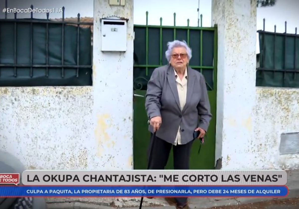 Paquita, delante de la casa que heredó de su madre y que lleva inquiokupada dos años
