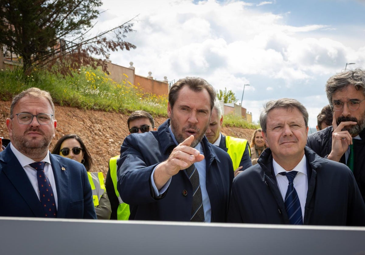 El ministro de Transporte y Movilidad Sostenible, Óscar Puente, este lunes en la visita de unas obras en Mérida, Badajoz