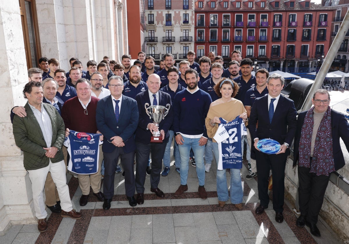 El VRAC Quesos Entrepinares lleva la Copa Ibérica de Rugby al Ayuntamiento de Valladolid