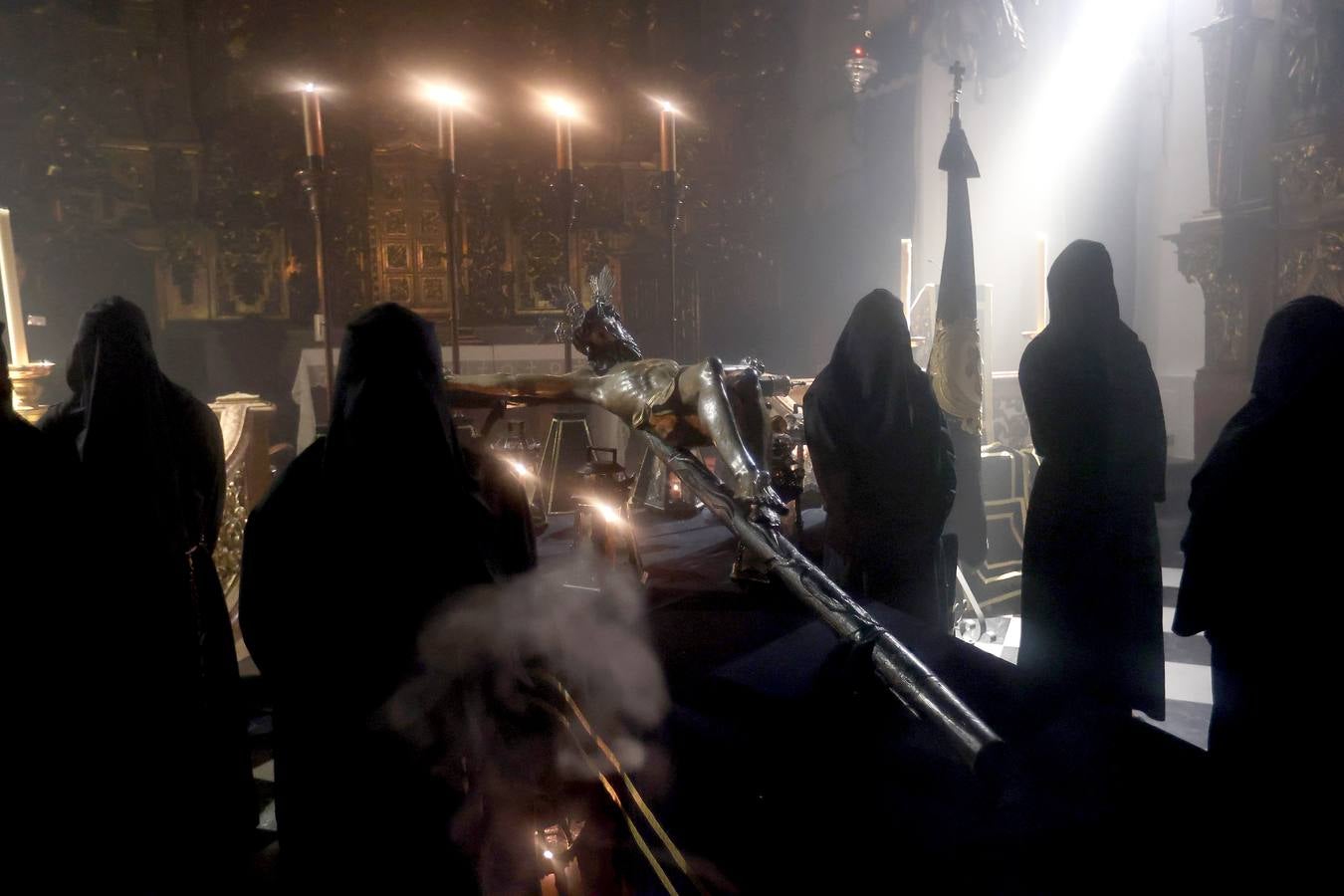 La severidad del Vía Crucis en la Trinidad, en imágenes