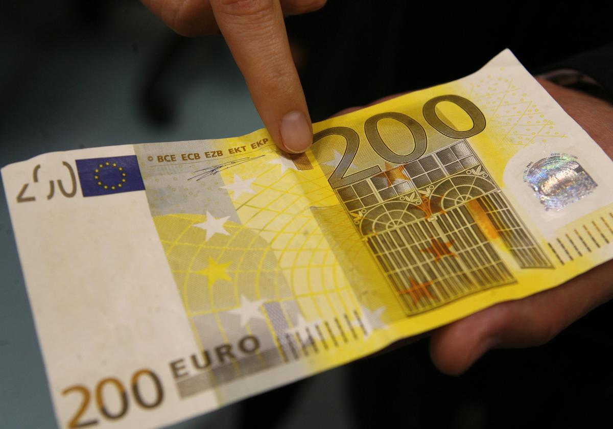 Billete falso de 200 euros.