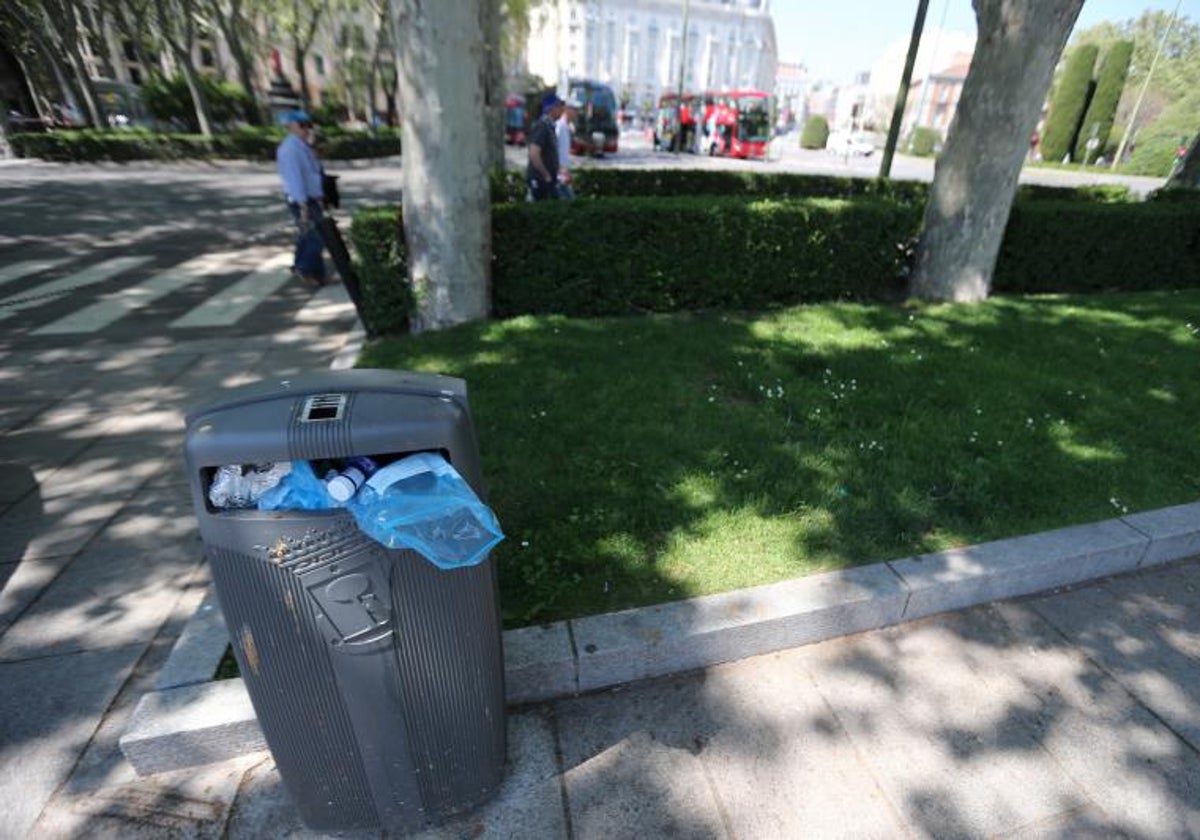 Basura acumulada en las papeleras de alrededor del Museo del Prado