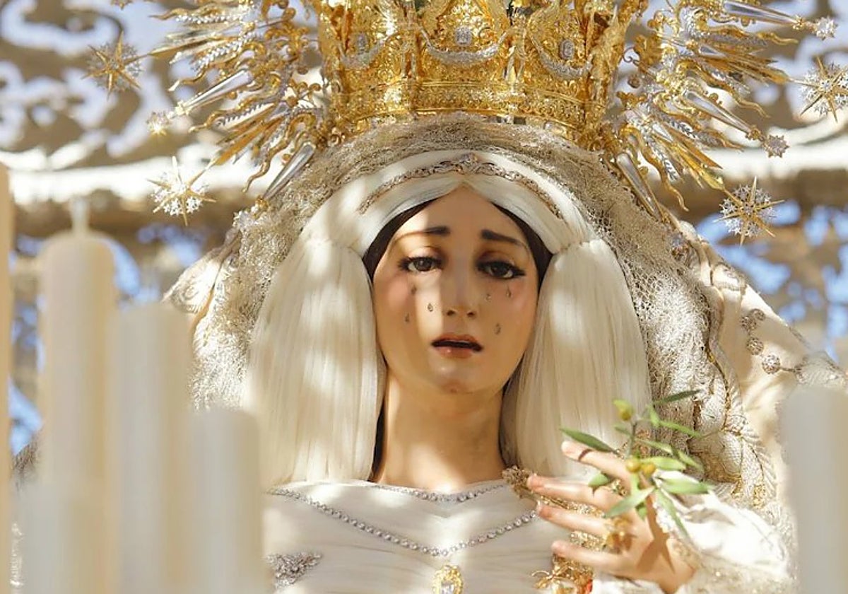 La Virgen de la Paz, durante una de sus últimas procesiones