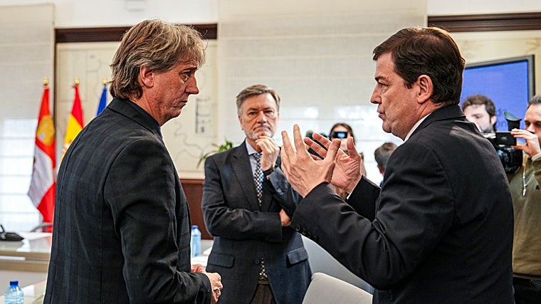 Carlos Martínez y Alfonso Fernández Mañueco, en presencia de Francisco Vázquez, antes de la reunión